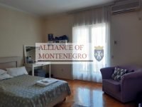 Этаж дома с 2мя спальнями в Игало, Петля, Херцег Нови